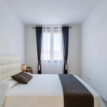 Laura בית נופש *