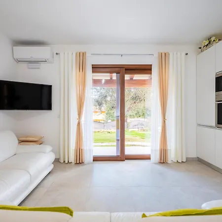 Laura * בארי סארדו